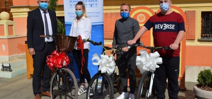 Gradonačelnik uručio bicikla mladima povodom Evropske sedmice mobilnosti