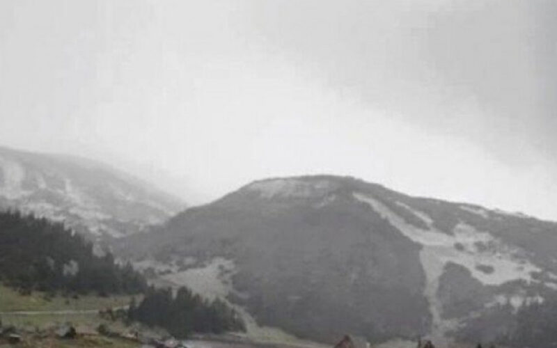 Pao prvi snijeg u BiH, zabijelili se vrhovi Bjelašnice