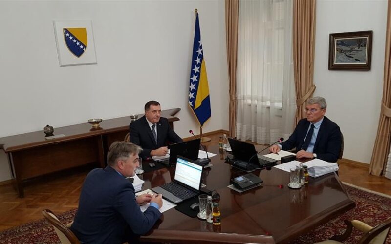 Bošnjaci i hrvati za priznavanje Kosova, Dodik izričito protiv