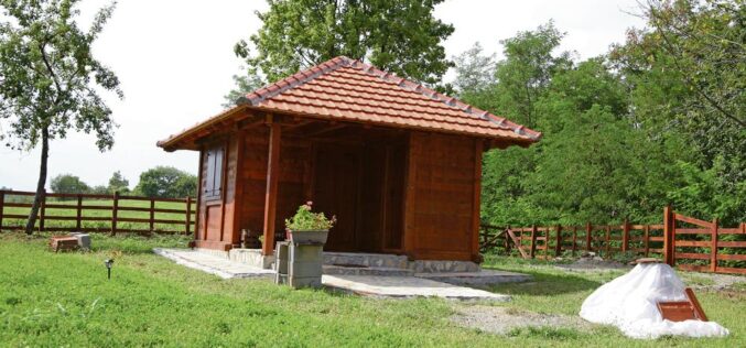 Vojislav Koštunica se preselio blizu Gornjeg Milanovca – sagradio kolibu novoj ženi u selu Dragolj