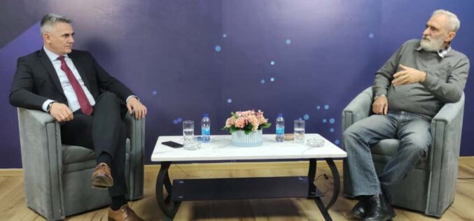 Uspješno realizovana prva emisija „Iz pravog ugla“ na portalu eBrcko, prvi gost Siniša Milić odgovarao je uživo na direktna pitanja gledalaca kao i uglednog novinara Novaka Tanasića