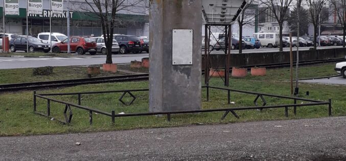 Brčko – Banovići, spomenik na „prvu prugu na svijetu koju su izgradila djeca“ gotovo da se srušio u Brčkom